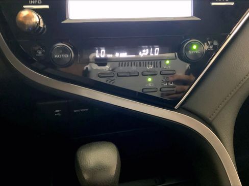 Used 2018 Toyota Camry LE FWD image 34