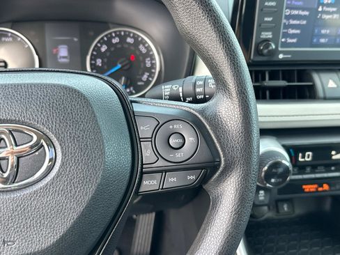 Used 2020 Toyota RAV4 XLE image 30