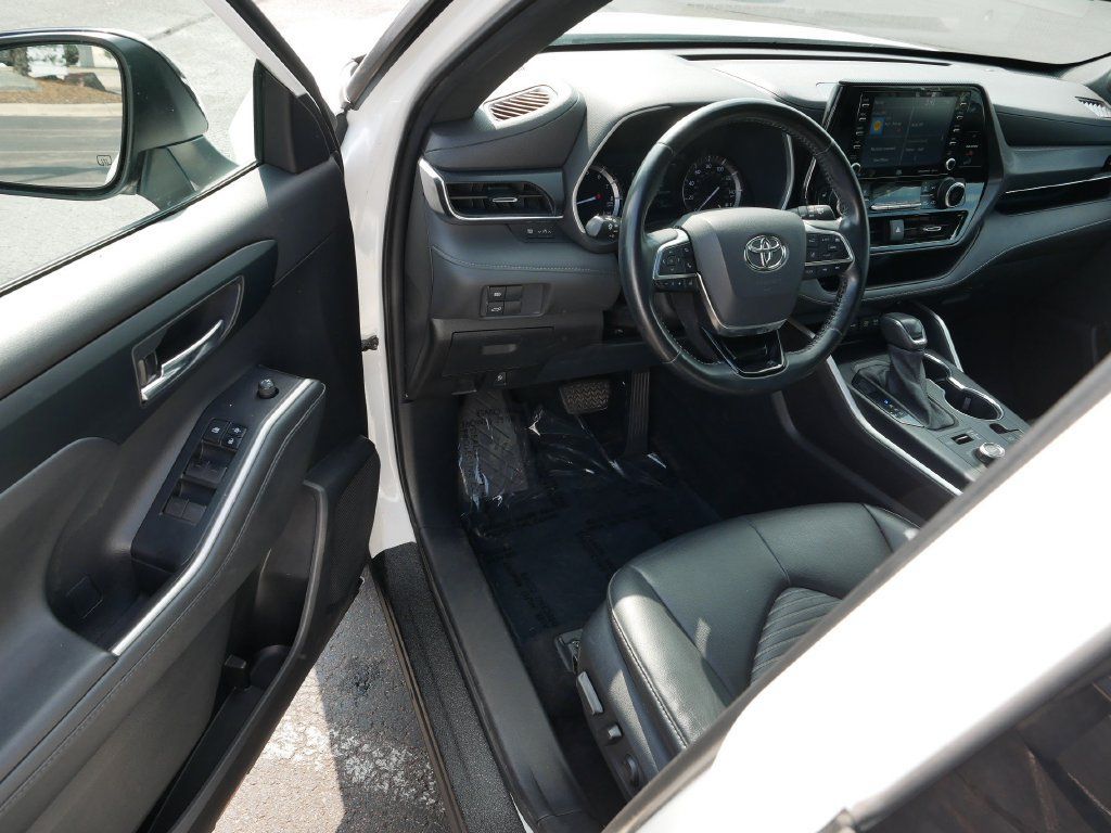 Used 2021 Toyota Highlander XSE AWD/4WD image 10