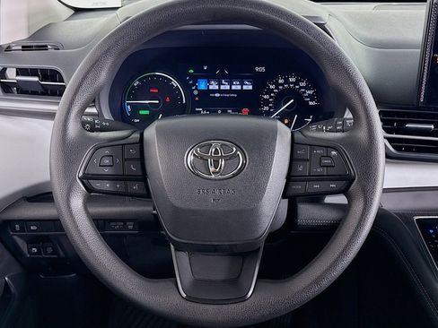 Used 2025 Toyota Sienna LE FWD image 19