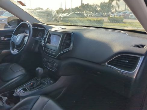 Used 2019 Jeep Cherokee Latitude Plus FWD image 24