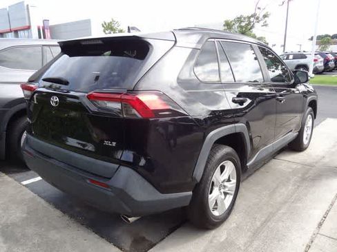 Used 2021 Toyota RAV4 XLE w/ Convenience Package FWD image 5