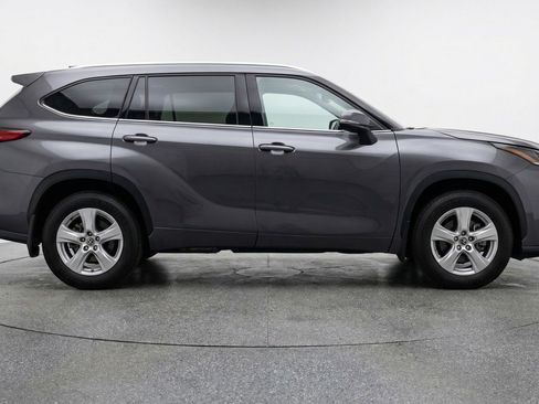 Used 2025 Toyota Highlander LE image 11