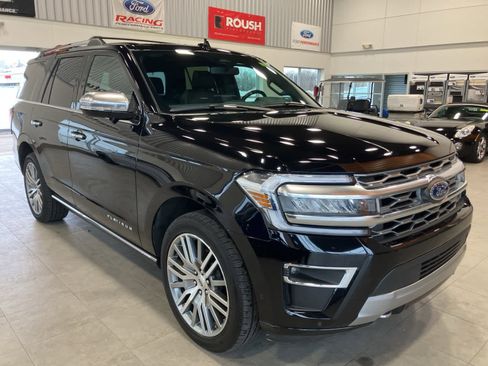 Used 2024 Ford Expedition Platinum image 3