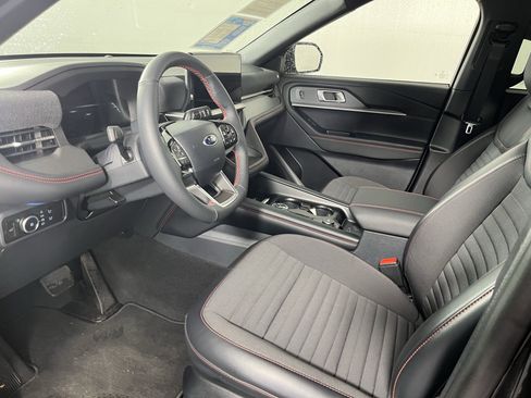 Used 2025 Ford Explorer ST-Line w/ Premium Package image 9