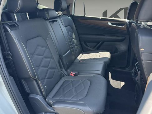 Used 2025 Volkswagen Atlas SE AWD/4WD image 31