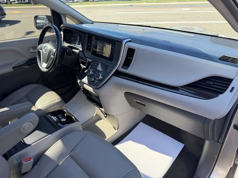 Used 2017 Toyota Sienna XLE Premium image 20