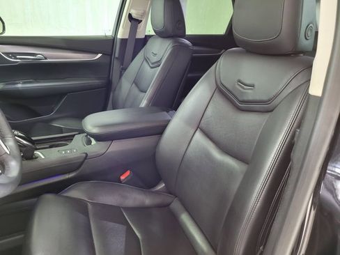 Used 2018 Cadillac XT5 Luxury w/ Driver Awareness Package image 9