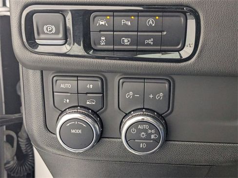 Certified 2025 GMC Yukon Denali image 15