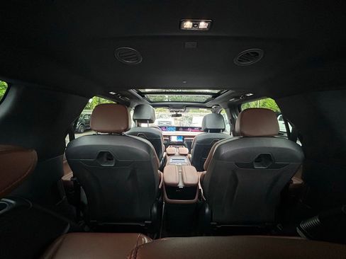 Used 2025 Lincoln Navigator Reserve AWD/4WD image 6