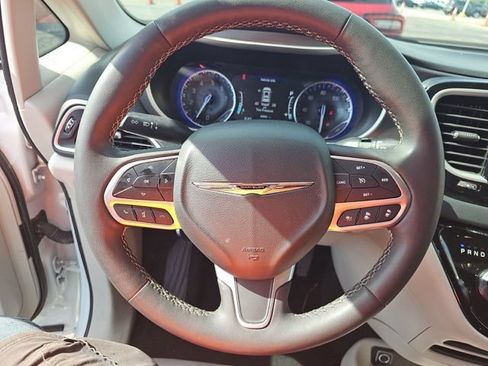 Used 2023 Chrysler Pacifica Touring-L FWD image 15