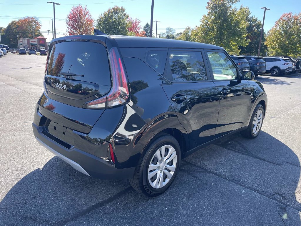 Used 2025 Kia Soul LX FWD image 7