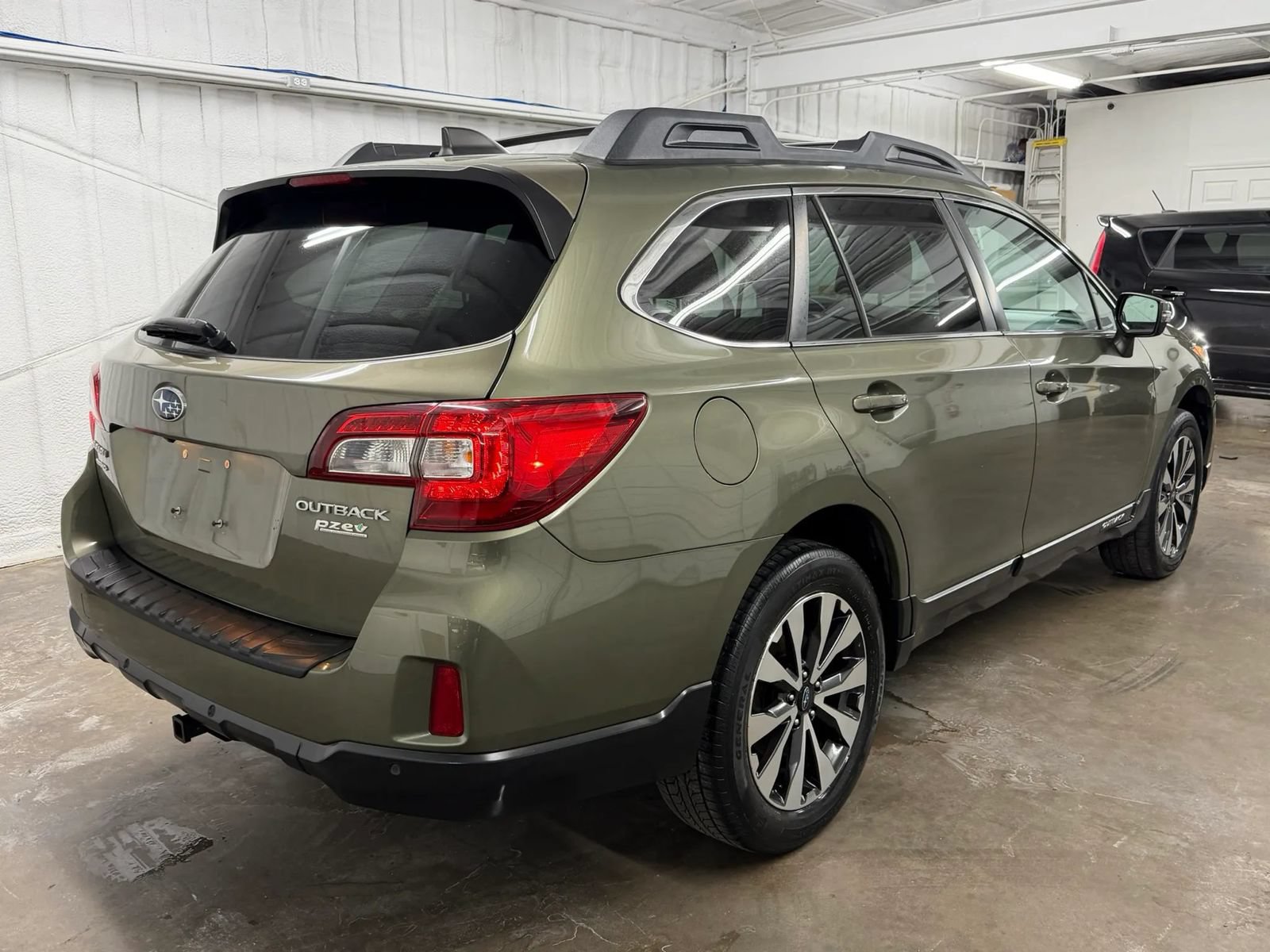 Used 2017 Subaru Outback 2.5i Limited AWD/4WD image 4
