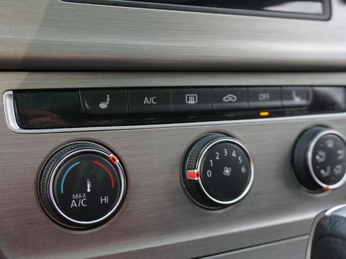 Used 2016 Volkswagen Golf Limited Edition image 20