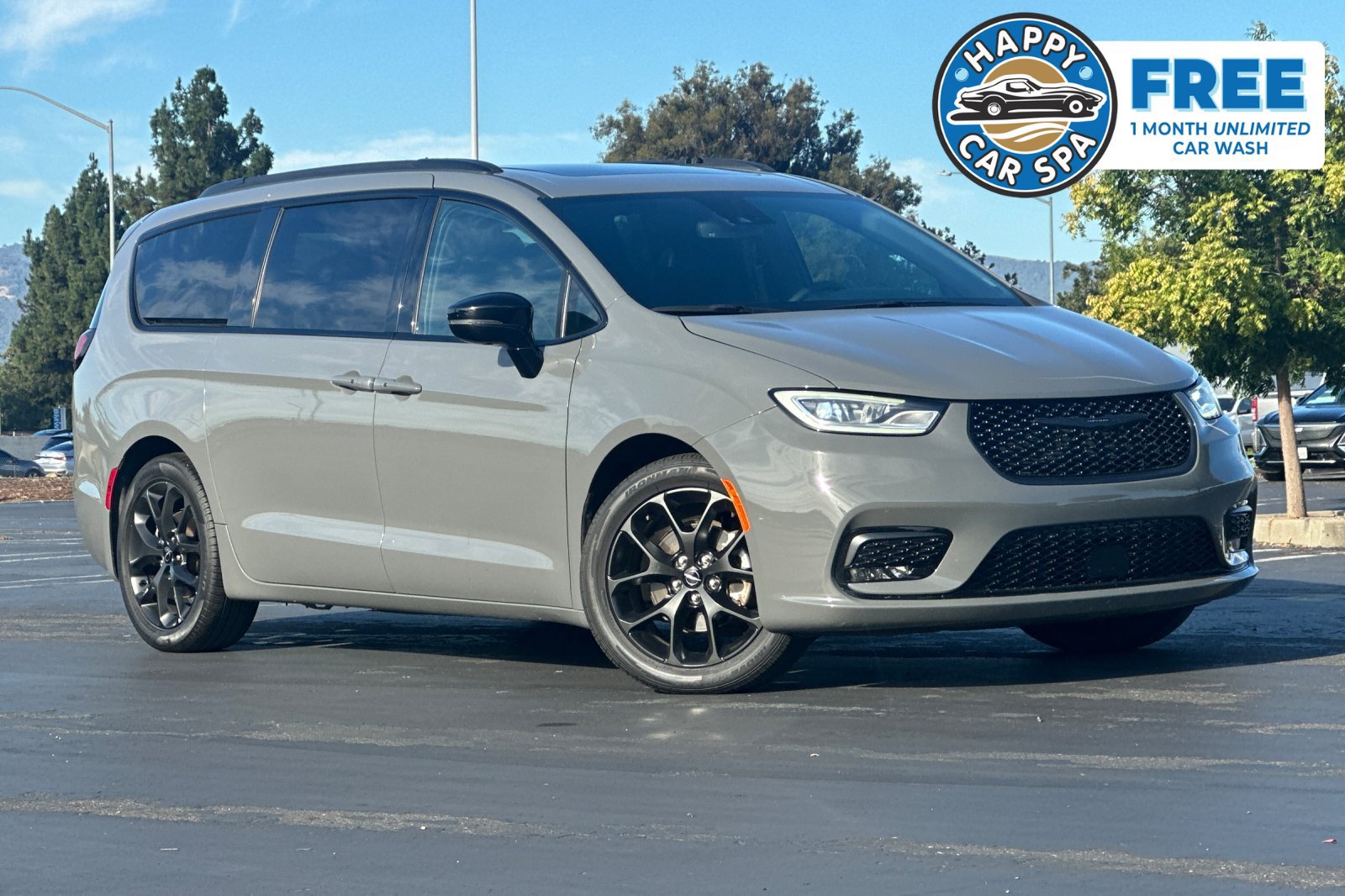 Used 2025 Chrysler Pacifica Limited FWD image 1