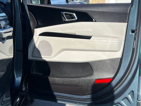 Used 2024 Kia Carnival EX image 10