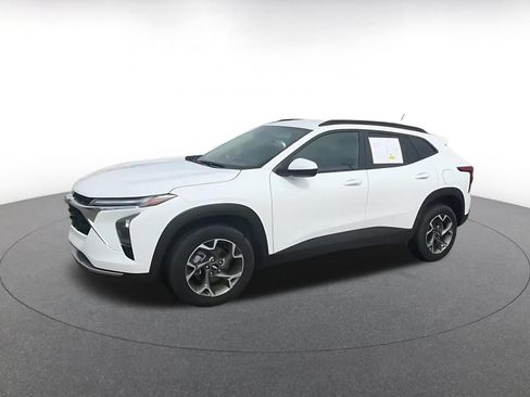 Used 2025 Chevrolet Trax LT FWD image 7