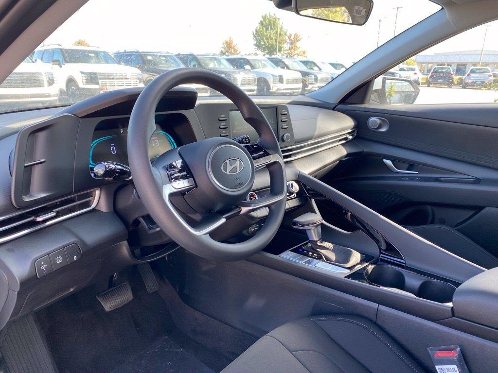 New 2026 Hyundai Elantra Hybrid FWD image 9