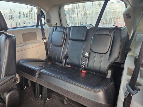 Used 2014 Chrysler Town & Country Touring image 30