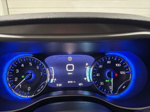 Used 2023 Chrysler Pacifica Touring-L image 15