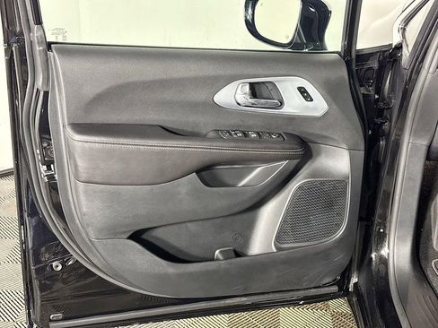 New 2026 Chrysler Pacifica Limited image 10