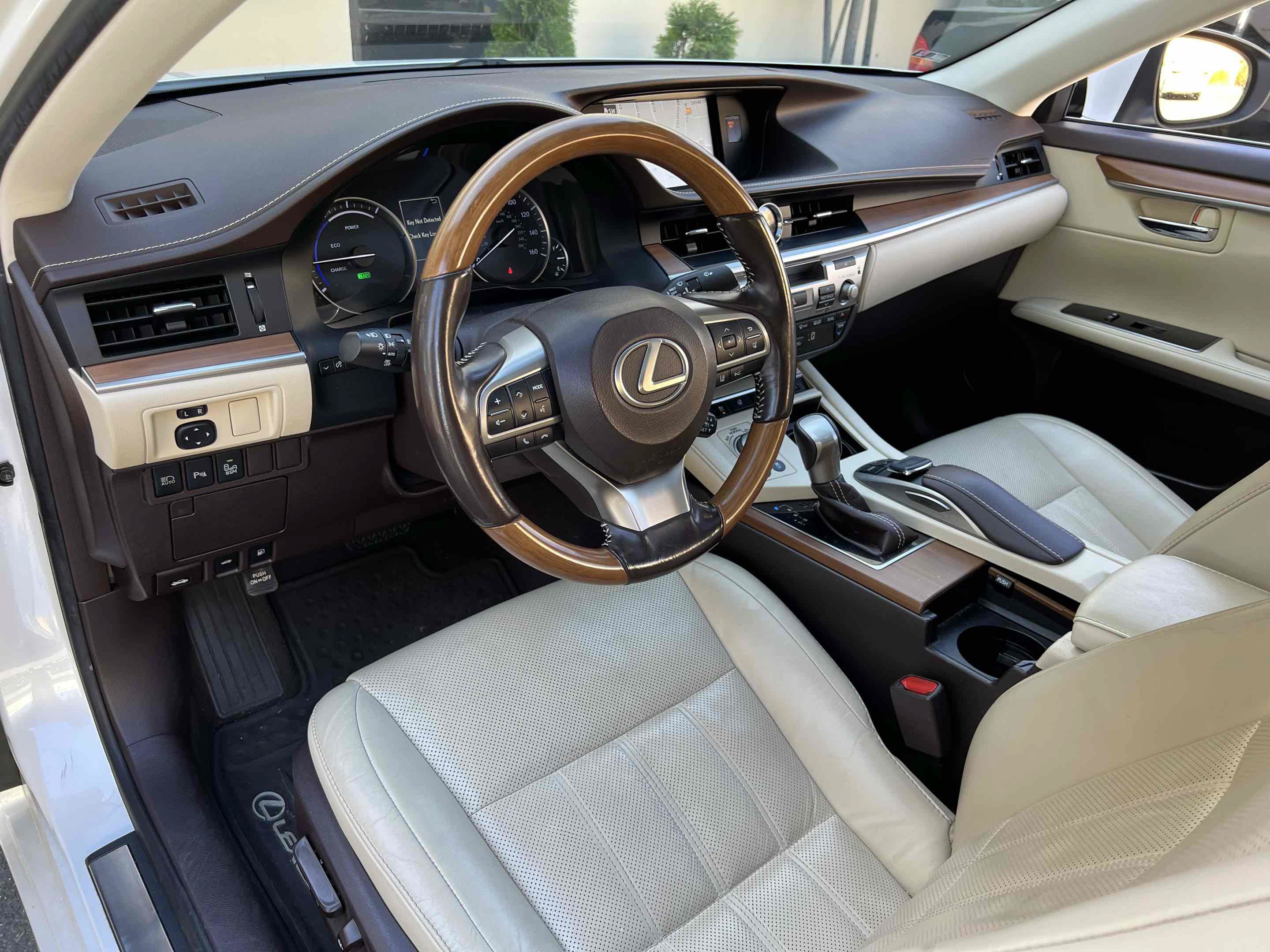 Used 2018 Lexus ES 300h w/ Luxury Package FWD image 3