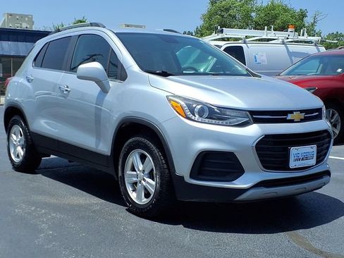 Used 2018 Chevrolet Trax LT w/ LT Convenience Package AWD/4WD image 2