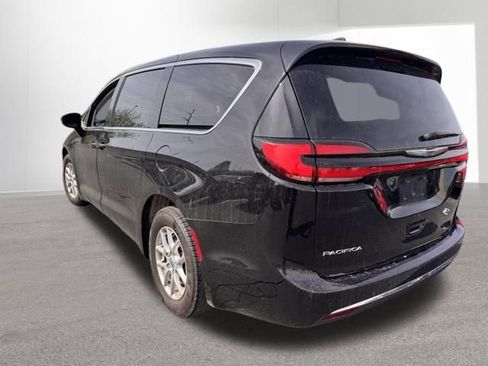 Used 2024 Chrysler Pacifica Touring-L image 3