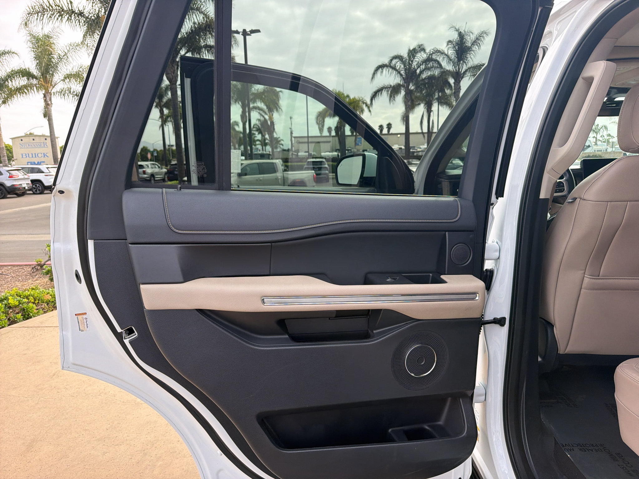 Used 2024 Ford Expedition Limited AWD/4WD image 14