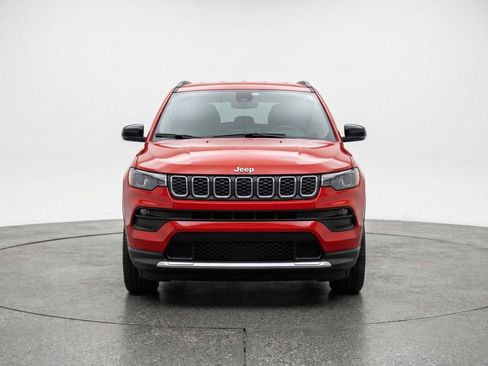 Used 2025 Jeep Compass Latitude image 2