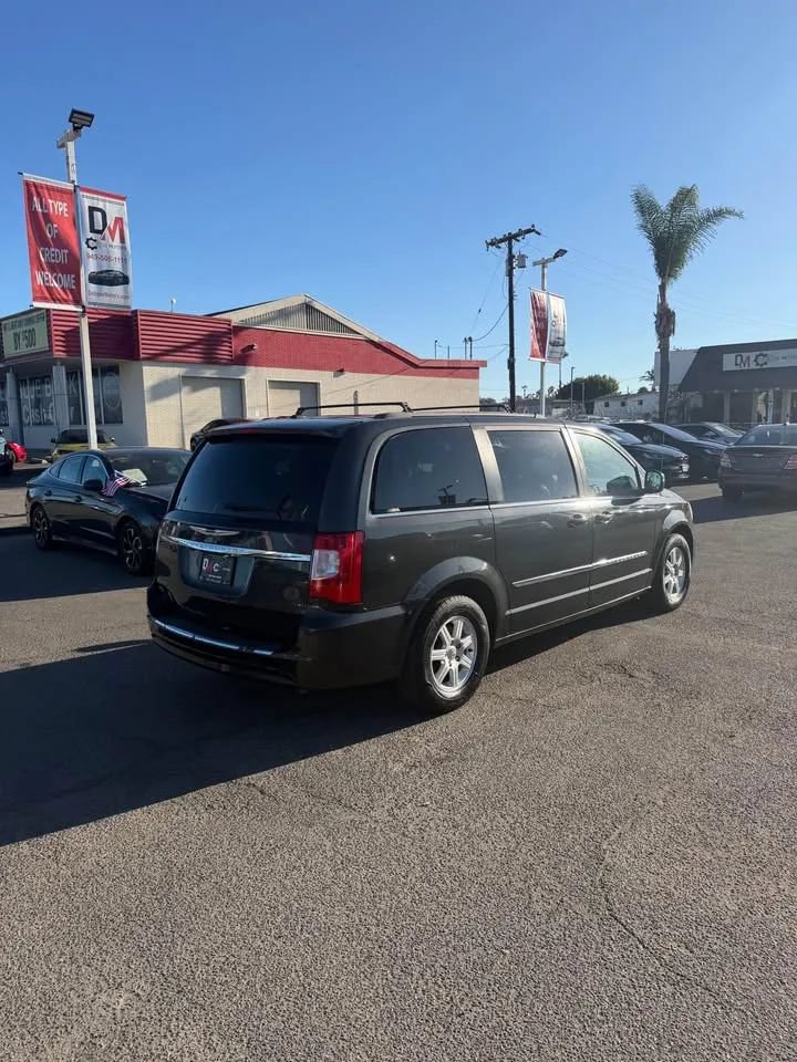 Used 2012 Chrysler Town & Country Touring w/ Entertainment Group #1 FWD image 4