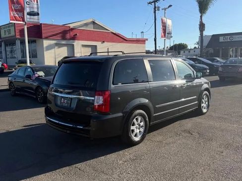 Used 2012 Chrysler Town & Country Touring w/ Entertainment Group #1 FWD image 4