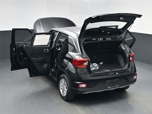 New 2026 Hyundai Venue SE image 24