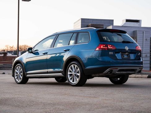 Used 2017 Volkswagen Golf Alltrack image 5