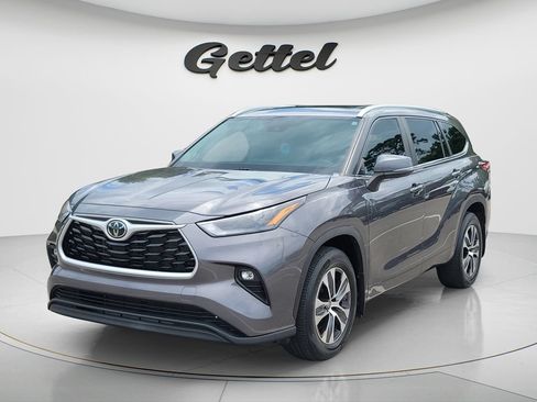 Used 2023 Toyota Highlander XLE FWD image 1