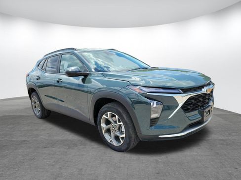 Used 2025 Chevrolet Trax LT FWD image 15