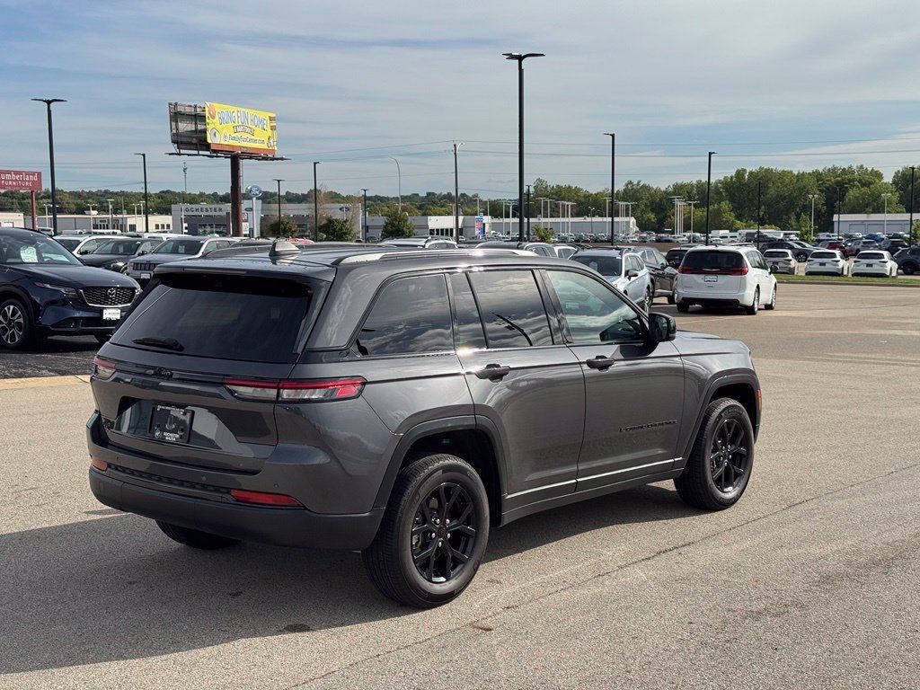 Used 2024 Jeep Grand Cherokee Altitude AWD/4WD image 34