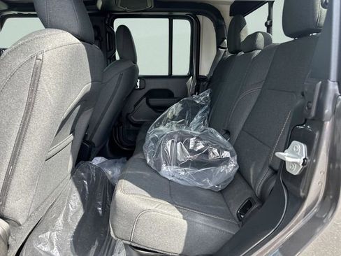 New 2025 Jeep Gladiator Sport image 15