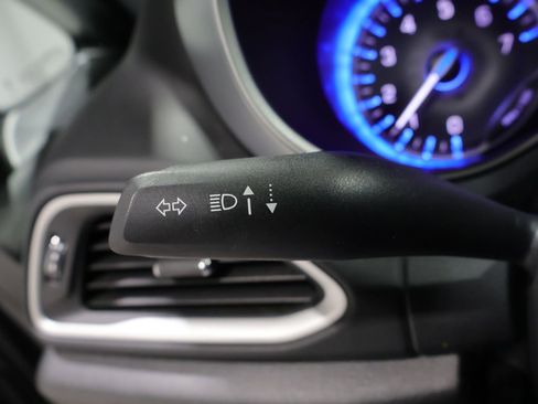 Used 2023 Chrysler Pacifica Touring-L w/ Uconnect Theater Family Group image 37