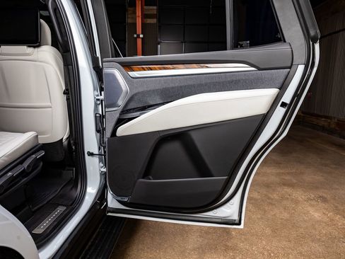 Used 2026 Cadillac Escalade Platinum Sport w/ LPO, Floor Liner Package image 40