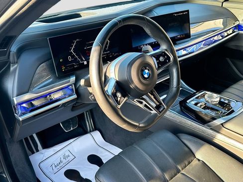 Used 2023 BMW 760i xDrive image 9