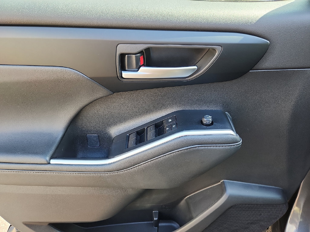Certified 2025 Toyota Highlander XLE AWD/4WD image 14