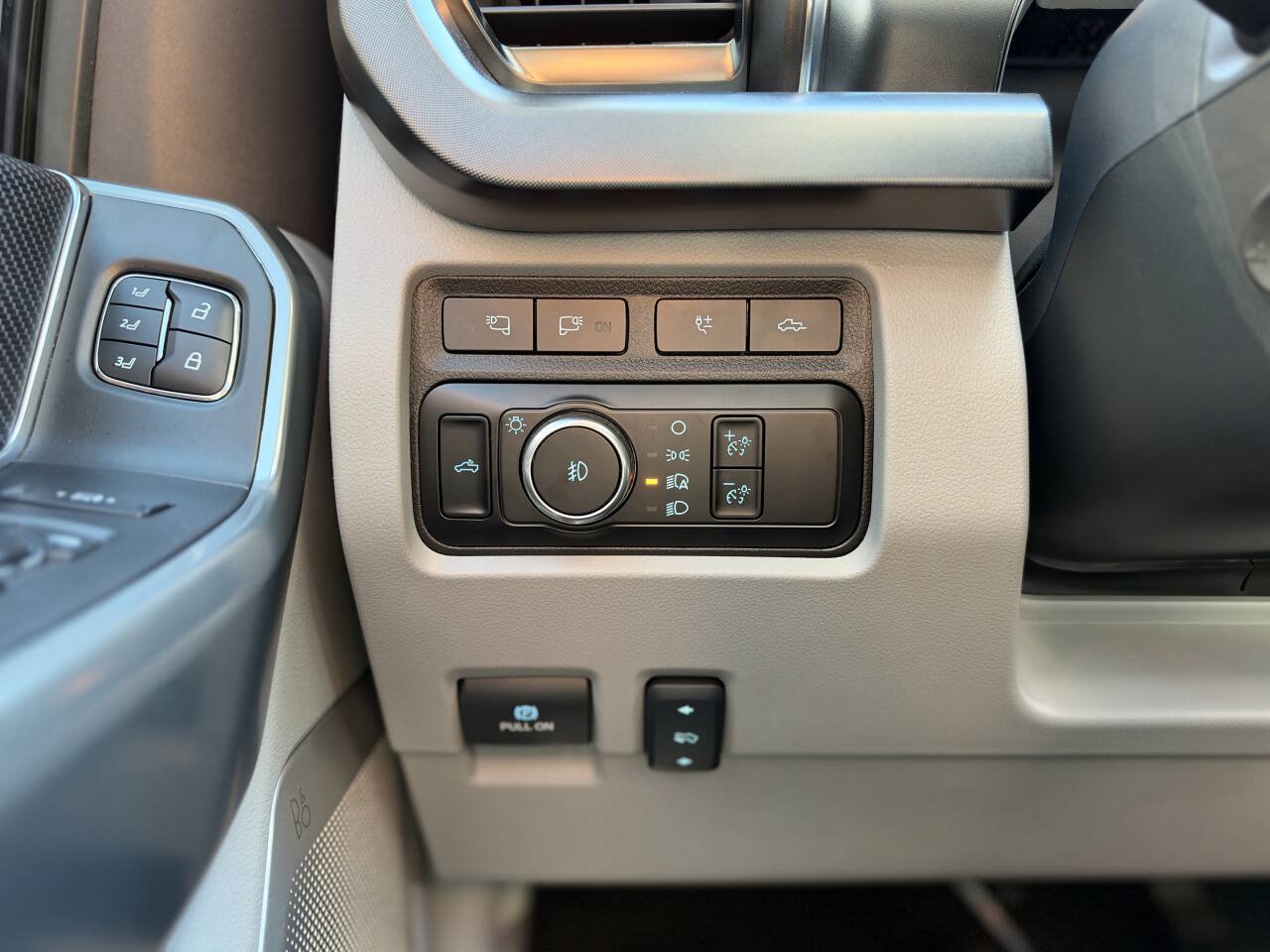 Used 2024 Ford F350 Limited w/ FX4 Off-Road Package AWD/4WD image 23
