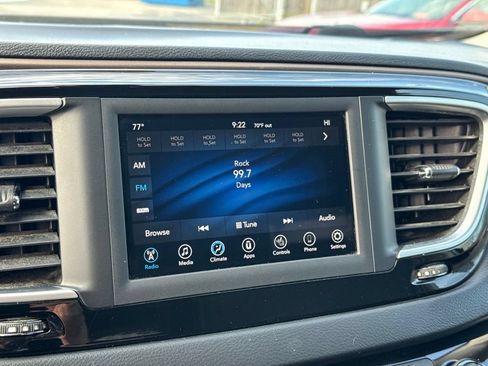 Used 2018 Chrysler Pacifica Touring-L FWD image 17