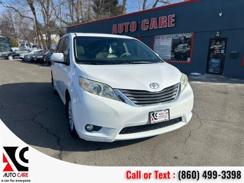 Used 2013 Toyota Sienna XLE image 2