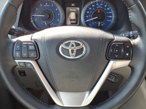 Used 2015 Toyota Sienna XLE w/ XLE Navigation Package image 17