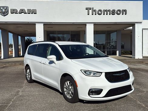 Used 2022 Chrysler Pacifica Touring-L image 2