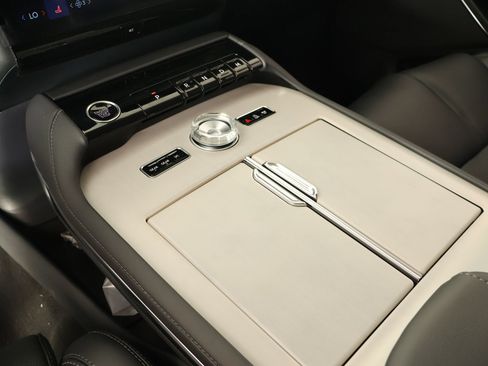 New 2027 Lincoln Navigator Premiere AWD/4WD image 9