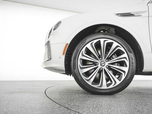 Used 2025 Bentley Bentayga Extended Wheelbase image 12