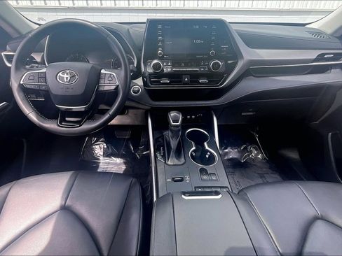Used 2020 Toyota Highlander XLE FWD image 19